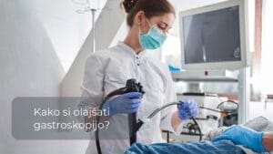 Zdravnica z endoskopom med pripravo na gastroskopijo